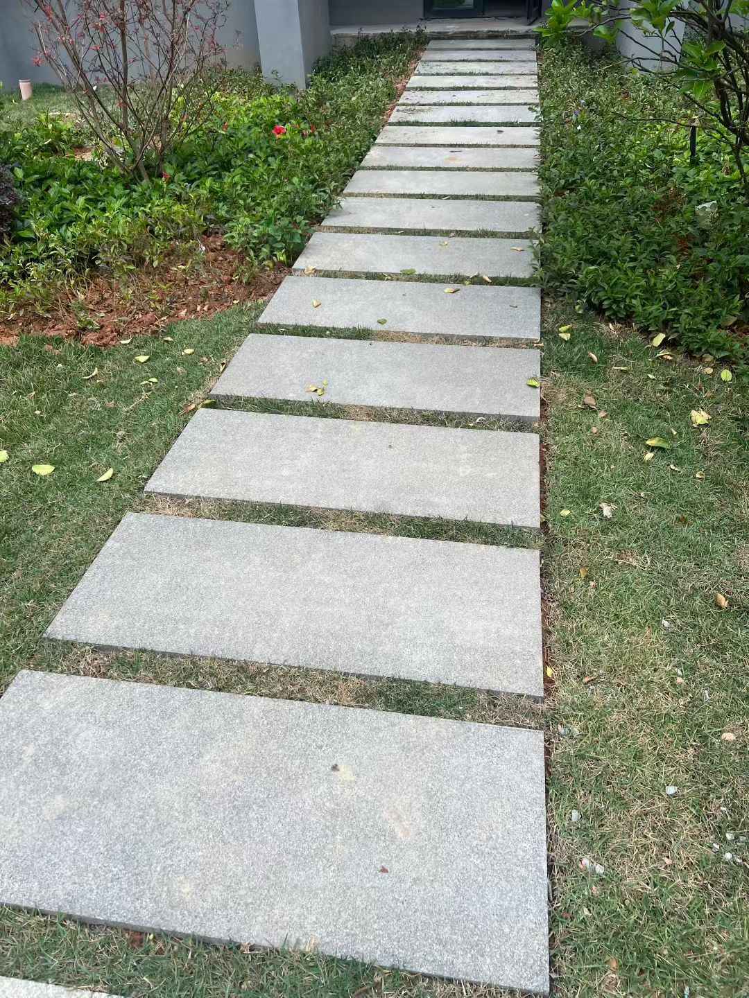 开封 芝麻黑小区踏步、汀步石铺装效果
