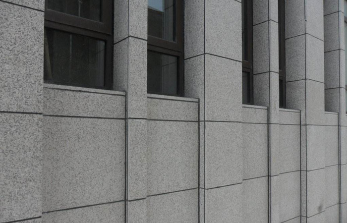 开封芝麻灰外墙干挂石材及施工注意事项