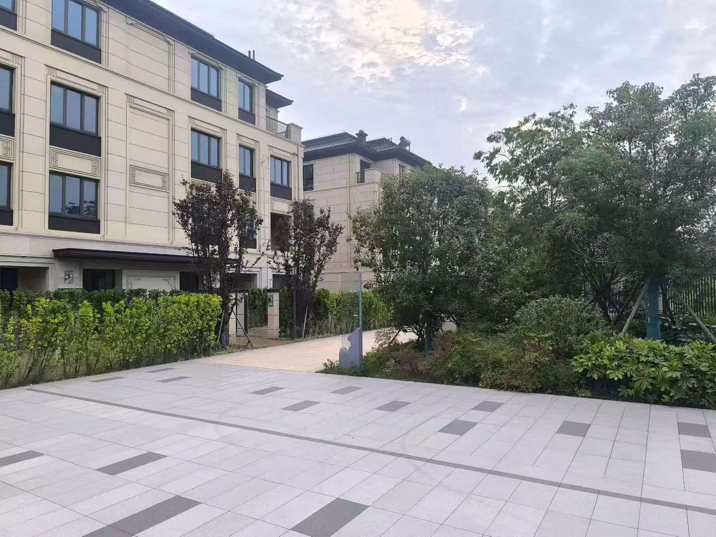 开封 芝麻白与芝麻白搭配铺装，尺寸1200*600